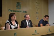 El president de la Diputació de Lleida, Joan Reñé, l'alcaldessa de Tàrrega i presidenta del Consell d'Administració de FiraTàrrega, Rosa Maria Perelló i el gerent de FiraTàrrega, Oriol Martí en la presentació del programa de suport